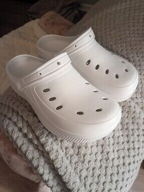 White Croc Style Shoes 7/8